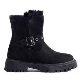 Black snow boots with a Vinceza buckle