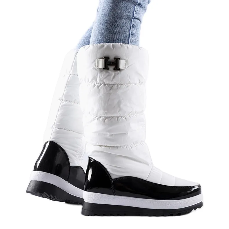 White insulated high snow boots by Canneto